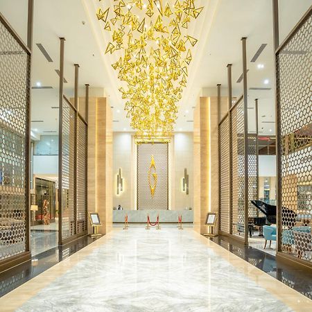 Gumaya Tower Hotel Semarang Esterno foto
