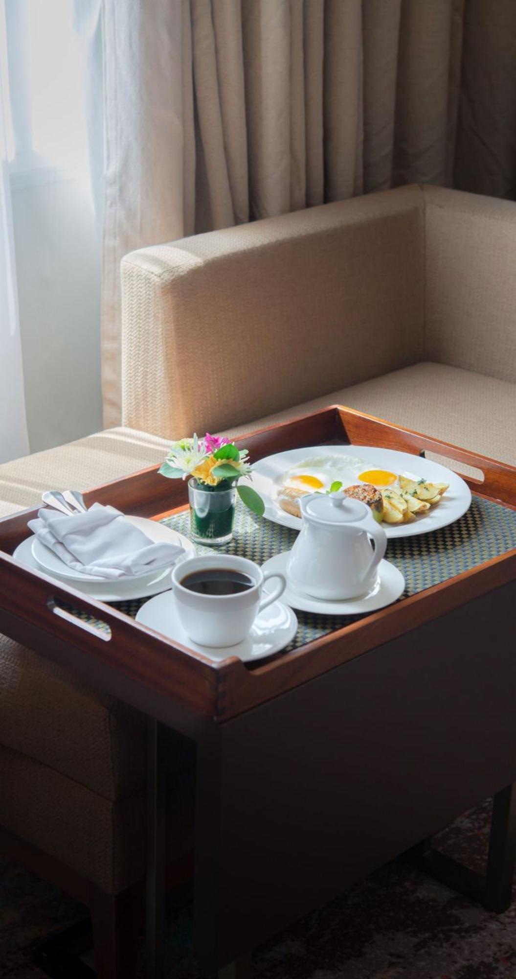 Gumaya Tower Hotel Semarang Esterno foto