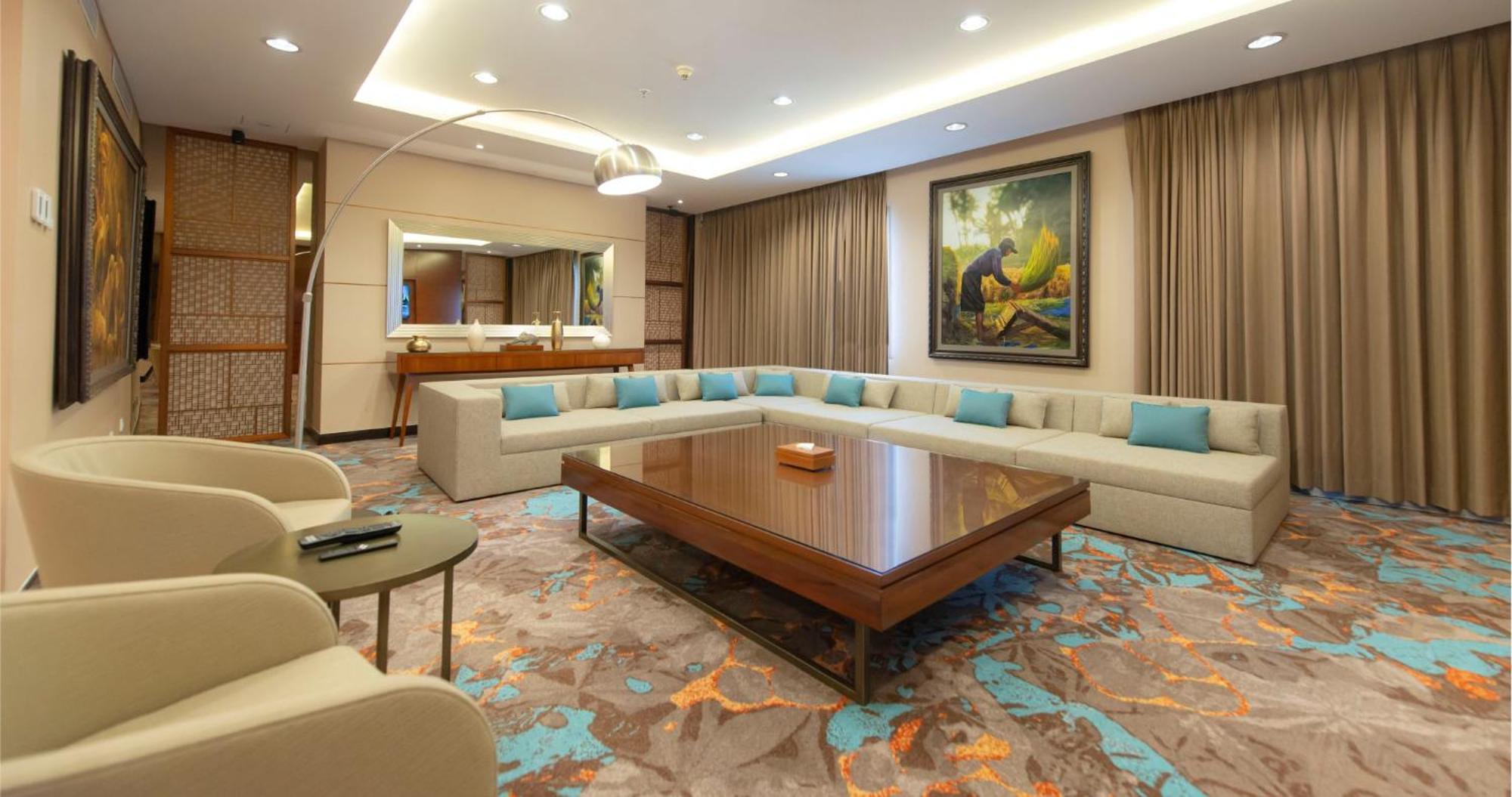 Gumaya Tower Hotel Semarang Esterno foto