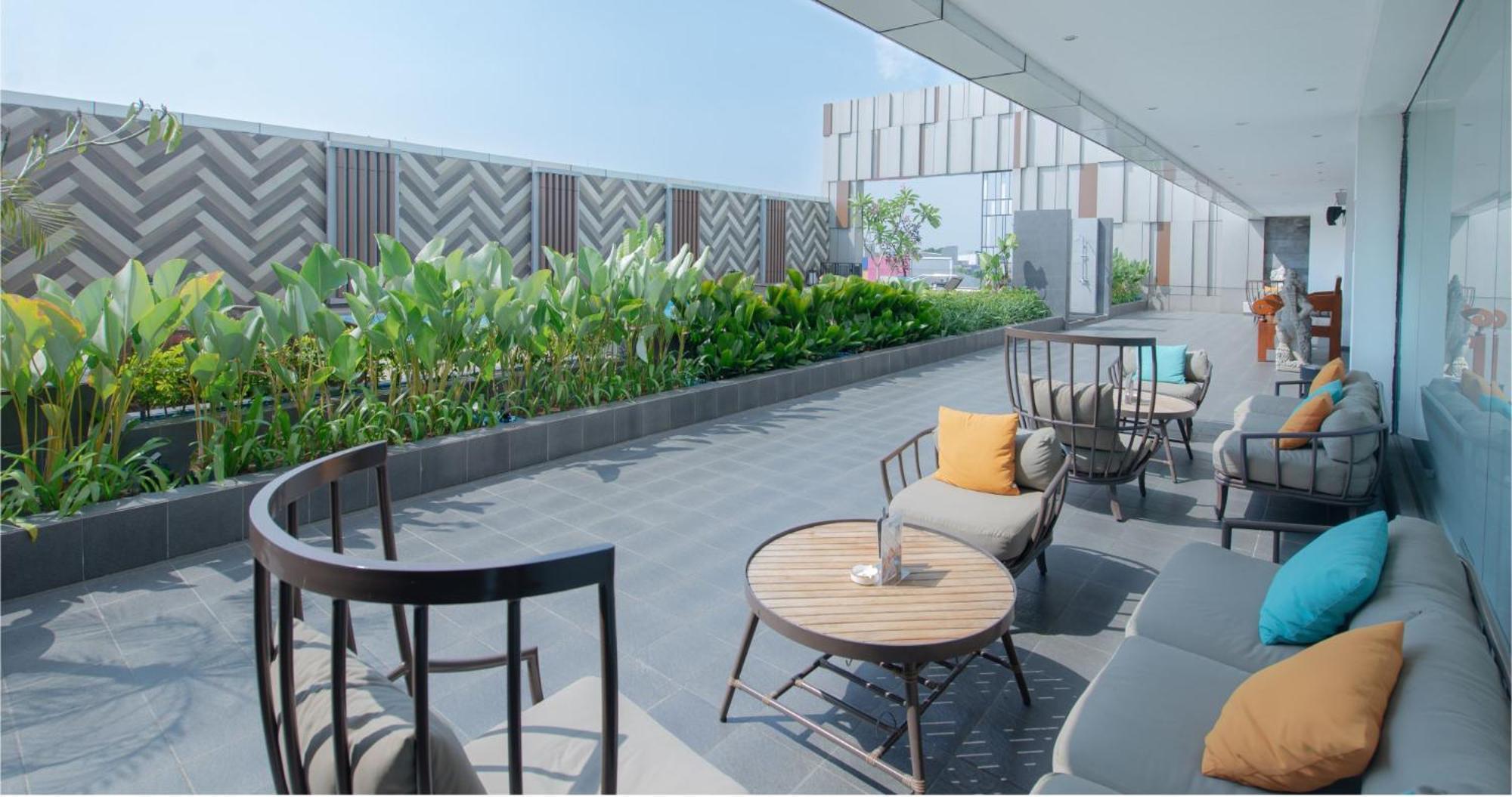 Gumaya Tower Hotel Semarang Esterno foto