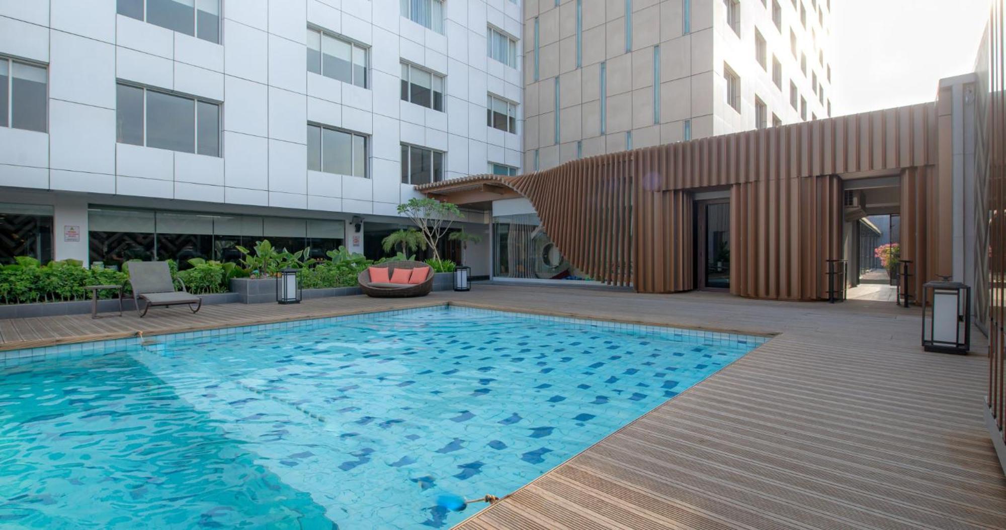 Gumaya Tower Hotel Semarang Esterno foto