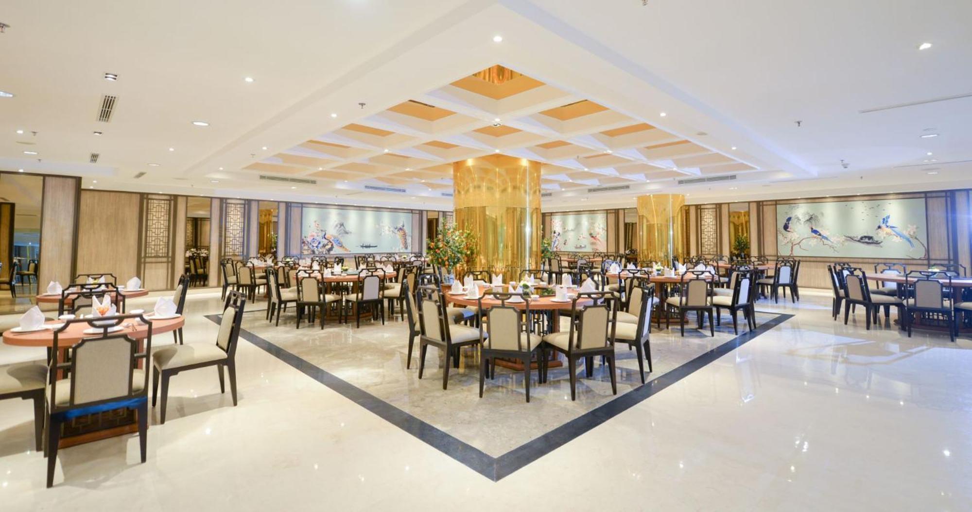Gumaya Tower Hotel Semarang Esterno foto