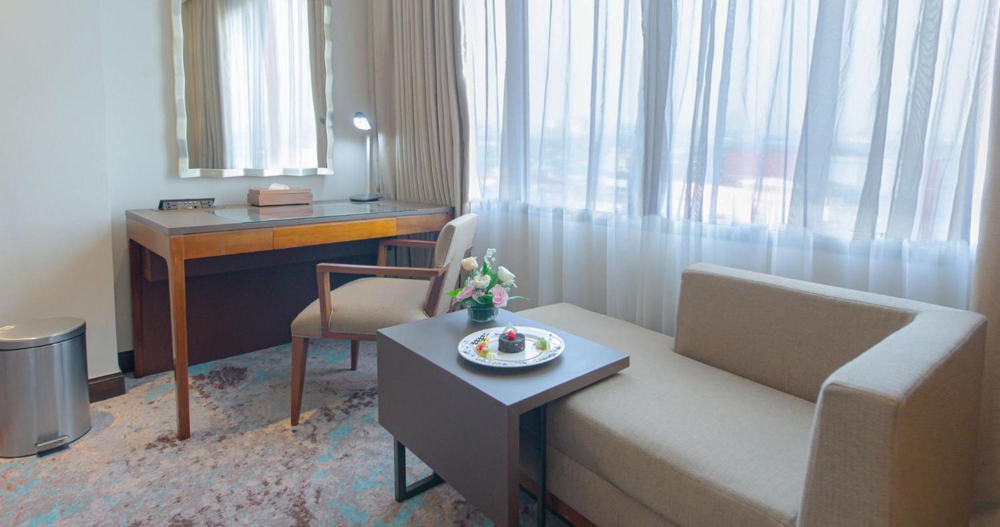 Gumaya Tower Hotel Semarang Esterno foto