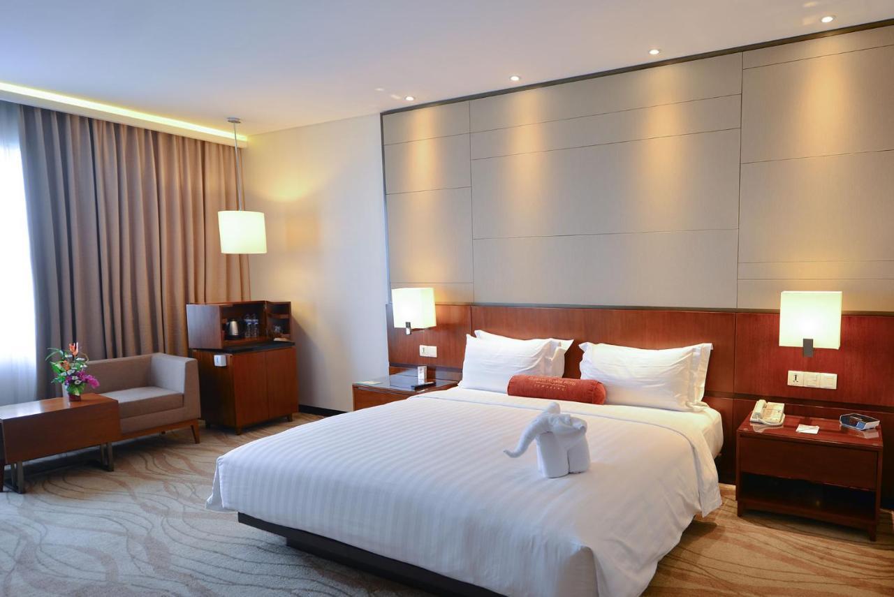 Gumaya Tower Hotel Semarang Esterno foto