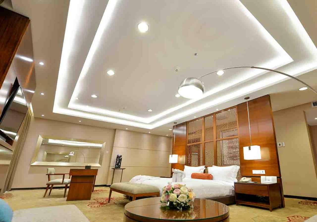 Gumaya Tower Hotel Semarang Esterno foto
