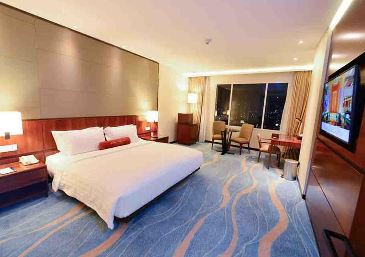 Gumaya Tower Hotel Semarang Esterno foto