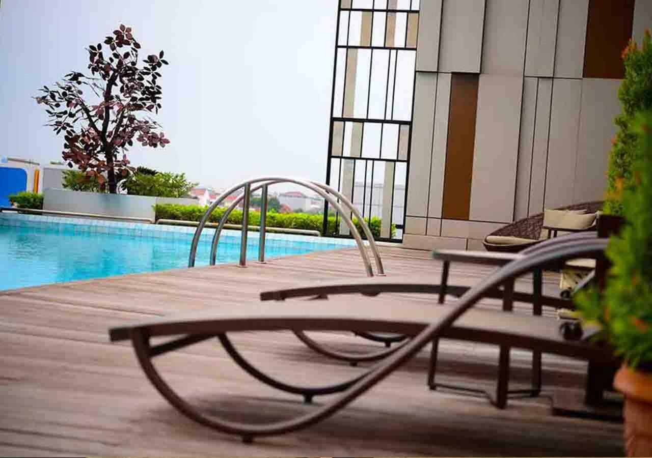 Gumaya Tower Hotel Semarang Esterno foto