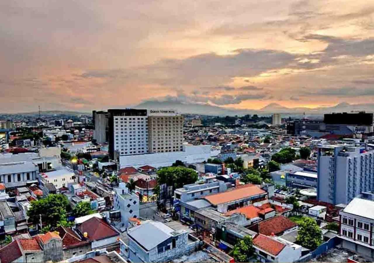 Gumaya Tower Hotel Semarang Esterno foto