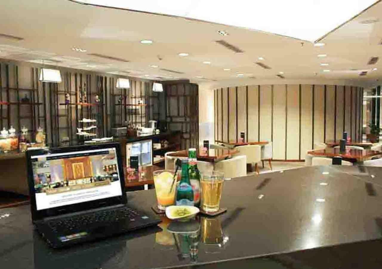 Gumaya Tower Hotel Semarang Esterno foto