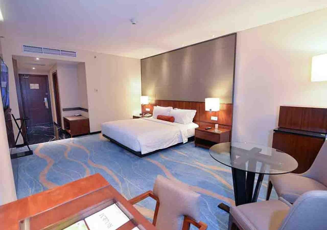 Gumaya Tower Hotel Semarang Esterno foto
